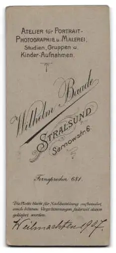 Fotografie Wilhelm Baade, Stralsund, Sarnowstr. 6, Bürgerliche Dame in weisser Bluse mit einer Fliege