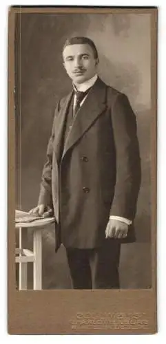 Fotografie Atelier Columbus, Charlottenburg, Wilmersdorferstr. 60-61, Junger Mann im Anzug mit kurzem Haar