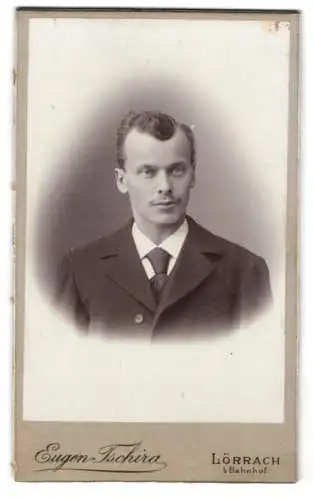 Fotografie Eugen Tschira, Lörrach, Junger Mann mit lockigem Seitenscheitel und grossen Geheimratsecken