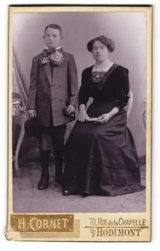 Fotografie H. Cornet, Hodimont, 70 Rue de la Chapelle, Mutter mit ihrem Sohn, er mit Halstuch und Melone