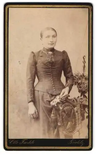 Fotografie Otto Faethe, Görlitz, Grüner Graben 29, Junge Dame im taillierten Kleid mit Puffärmeln