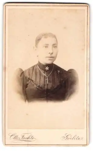 Fotografie Otto Faethe, Görlitz, Grüner Graben 29, Junge Dame im Kleid mit Puffärmeln und einem Kreuzanhänger