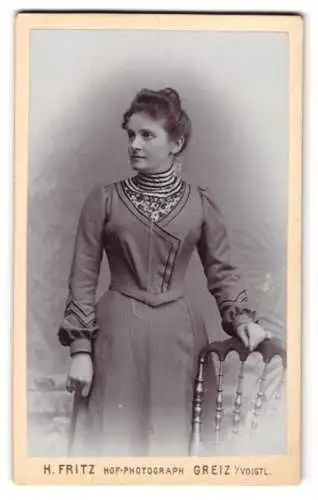 Fotografie H. Fritz, Greiz i. Voigtl., Weststr. 6, Junge Dame im tallierten Kleid, mit Bluse mit gestreiftem Kragen