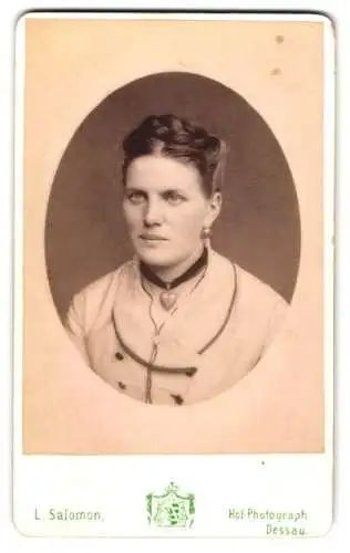 Fotografie L. Salomon, Dessau, Junge Dame mit herzförmigem Medaillon und hochgestecktem Haar