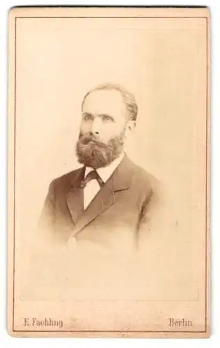 Fotografie E. Faehling, Berlin, Leipziger-Str. 63a, Bürgerlicher Herr im Anzug mit stattlichem Vollbart