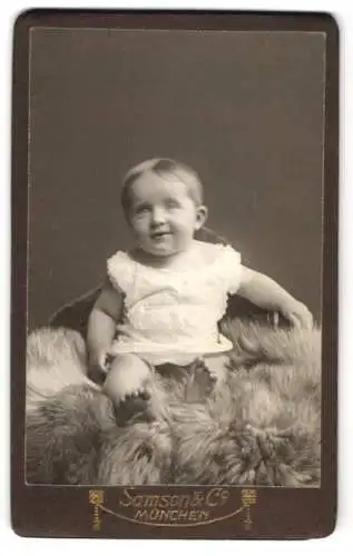 Fotografie Samson & Co., München, Neuhauserstr. 7, Kleines Kind im weissen Gewand mit freudigem Blick