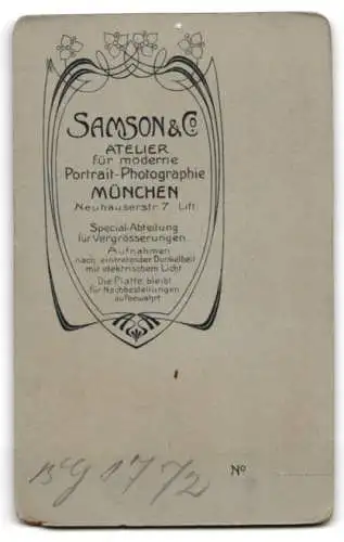 Fotografie Samson & Co., München, Neuhauserstr. 7, Kleines Kind im weissen Gewand mit freudigem Blick