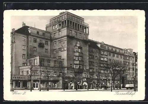 AK Wien, Gemeindebau Lassallehof von der Strasse gesehen, Internat. Sozialist. Jugendtreffen 1929