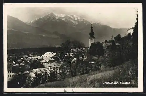 AK Greifenburg /Kärnten, Teilansicht mit Kirche gegen das Bergmassiv