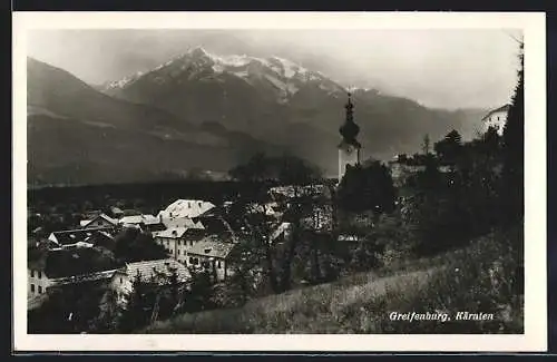 AK Greifenburg /Kärnten, Ortsansicht mit Kirche von einem Hügel aus