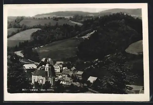 AK Mönichwald /Ost-Stmk., Ortsansicht mit Kirche von einem Berg