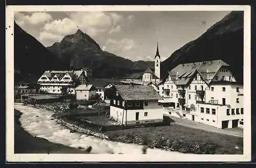 AK Galtür, Ortsansicht mit dem Alpenhaus Fluchthorn und dem Post-Gasthof Rössle