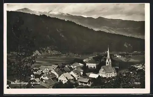 AK Sachsenburg /Kärnten, Ortsansicht mit der Kirche aus der Vogelschau