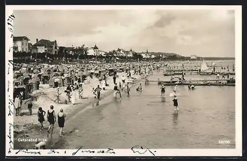 AK Binz, Familien in Bademode am Strand