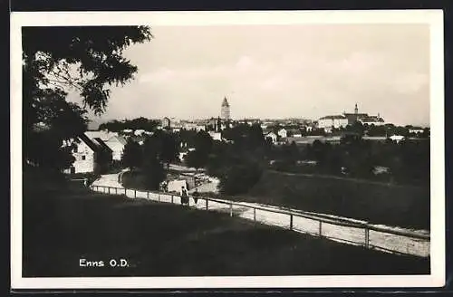 AK Enns, Totalansicht mit Kirch- und Rathausturm