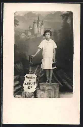 AK Mariazell, Kind vor einer Studiokulisse