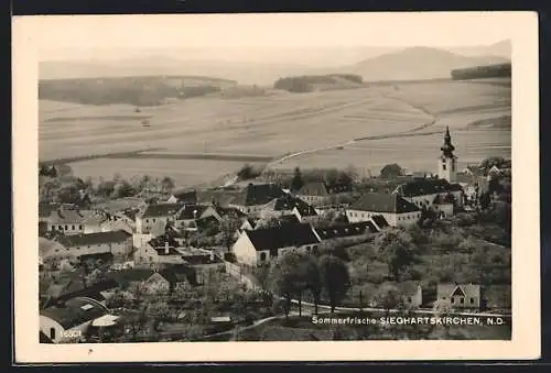 AK Sieghartskirchen /N.-D., Ortsansicht mit der Kirche gegen die Anbaufelder