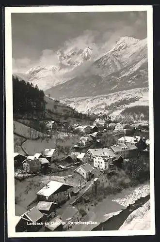 AK Landeck in Tirol, Ortsansicht mit Parselerspitze im Winter