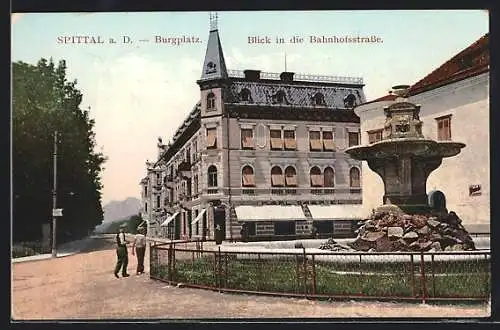 AK Spittal / Drau, Gasthaus Karl Gabriel am Burgplatz mit Blick in die Bahnhofstrasse und Brunnen