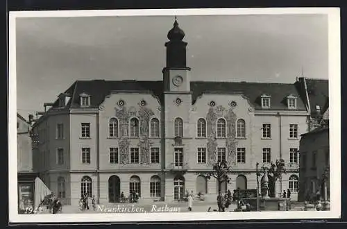 AK Neunkirchen, Rathaus mit Passanten