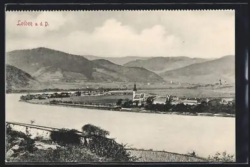 AK Loiben, Ortsansicht mit Kirche, Flusslauf und umliegenden Bergen