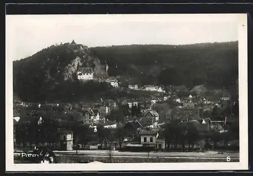 AK Pitten, Ortsansicht mit der Burg auf dem Berg
