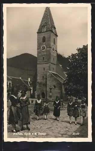 AK Spitz a. d. Donau /Wachau, Strassenpartie mit Kirche