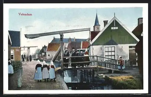 AK Volendam, Kanal mit Brücke