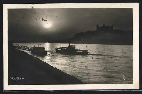 AK Bratislava, Dampfschiff bei Nacht auf der Donau