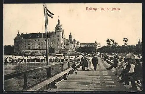 AK Kolberg, Belebte Szene auf der Landungsbrücke