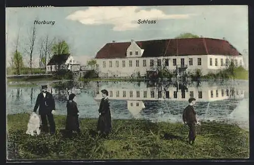 AK Norburg, Besucher am Ufer vor dem Schloss