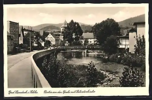 AK Bad Landeck i. Schles., Partie an der Biele mit Salvatorkirche