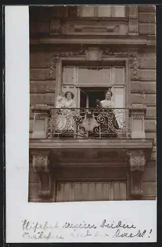 Foto-AK Wien, Frauen mit ihren Kindern auf dem Balkon, Hamerlingplatz 4