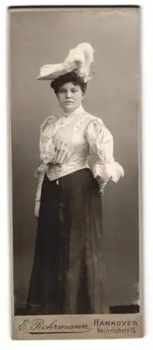 Fotografie E. Rohrmann, Hannover, Heinrichstrasse 15, Junge Dame mit Federhut im langen Rock