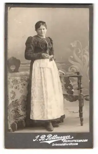 Fotografie J. B. Rottmayer, Berchtesgaden, Griesstätterstrasse, Dame im Puffärmelkleid mit Schürze