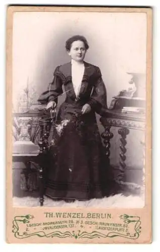 Fotografie Theodor Wenzel, Berlin, Andreasstrasse 28, Junge Dame im festlichen Kleid mit Glockenärmeln