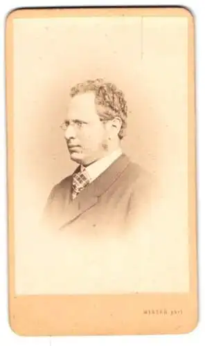 Fotografie M. L. Winter, Prag, Herr mit blonden Locken und Brille, Seitenportrait