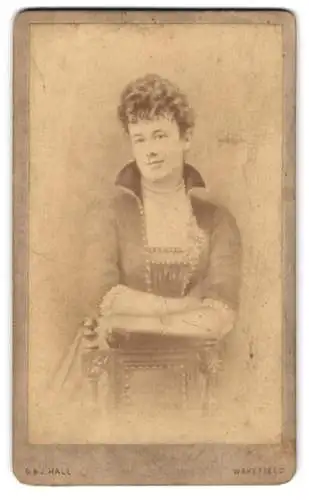 Fotografie G. & J. Hall, Wakefield, Westgate 26, Junge Dame mit Locken, Perlenkette und offenem Jäckchen