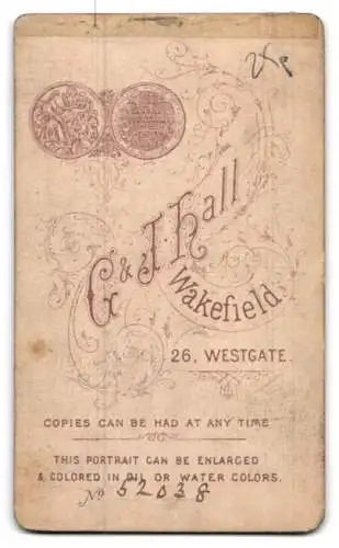 Fotografie G. & J. Hall, Wakefield, Westgate 26, Junge Dame mit Locken, Perlenkette und offenem Jäckchen