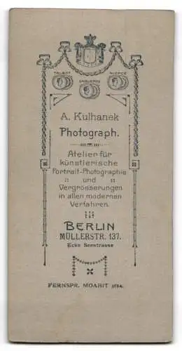 Fotografie A. Kulhanek, Berlin, Müllerstrasse 137, Konfirmandin mit Brosche und Blumenstrauss