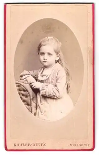 Fotografie Kohler-Dietz, Mulhouse, 12 Passage de l`Hopital, Kleines blondes Mädchen mit langen Haaren und Perlenkette