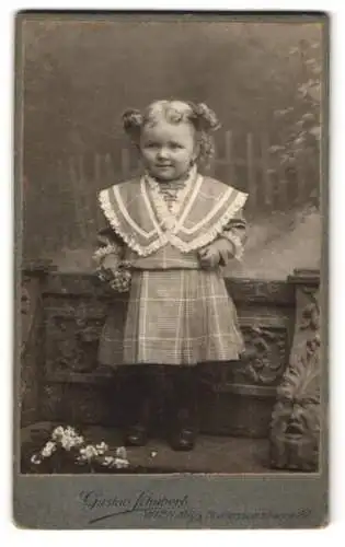 Fotografie Gustav Schubert, Wien, Breitenseerstrasse 22, Lächelndes kleines Mädchen mit Lockenfrisur im Sonntagskleid