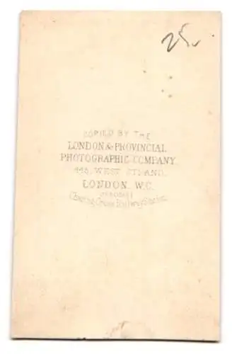 Fotografie London & Provincial Photographic Company, London, Junge Dame im gegürteten Festtagskleid mit Reifrock