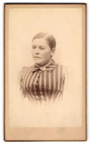 Fotografie unbekannter Fotograf und Ort, Junge Frau im Streifen-Oberteil mit Brosche