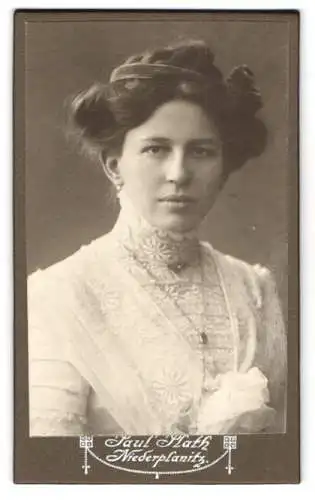 Fotografie Paul Plath, Niederplanitz, Parkstrasse 22, Elegante junge Dame mit kunstvoller Frisur, Brosche, Kette