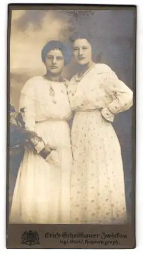 Fotografie Erich Scheithauer, Zwickau i. S., Innere Plauensche Strasse 20, Zwei Damen in hellen kragenlosen Kleidern