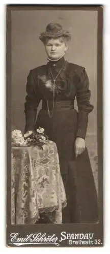 Fotografie Emil Schröter, Spandau, Breitestrasse 32, Dame mit Dutt-Lockenfrisur im dunklen taillierten Sonntagskleid