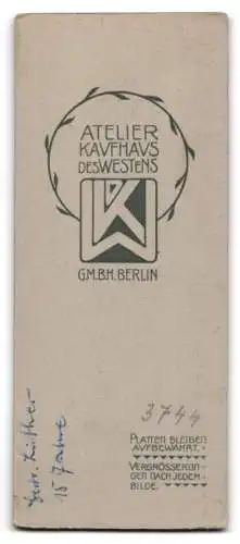 Fotografie Atelier Kaufhaus des Westens, Berlin, Konfirmandin mit Gesangbuch und Blumen