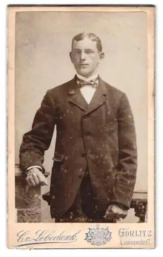 Fotografie C. von Lobedank, Görlitz, Louisenstrasse 17, Junger Herr mit Seitenscheitel und Fliege