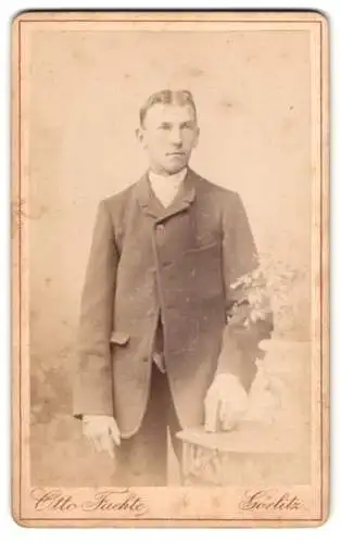 Fotografie Otto Fachte, Görlitz, Grüner Graben 29, Junger Mann mit Mittelscheitel im weiten Jacket